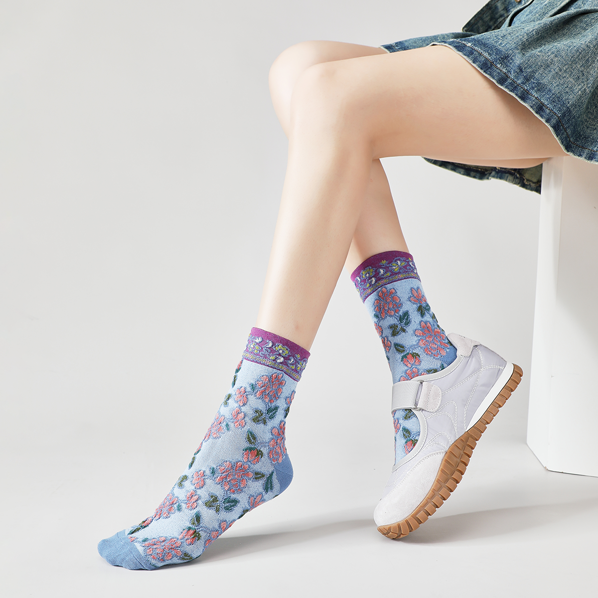 Rufia - Embossed Floral Pattern Women's Socks